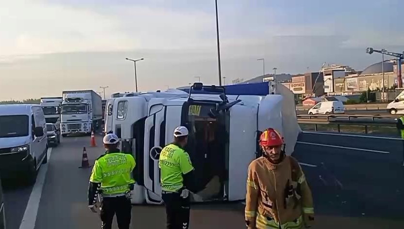 Pendik'te TEM Otoyolu'nda bir TIR devrildi: İstanbul istikametinde trafik yoğunluğu var.