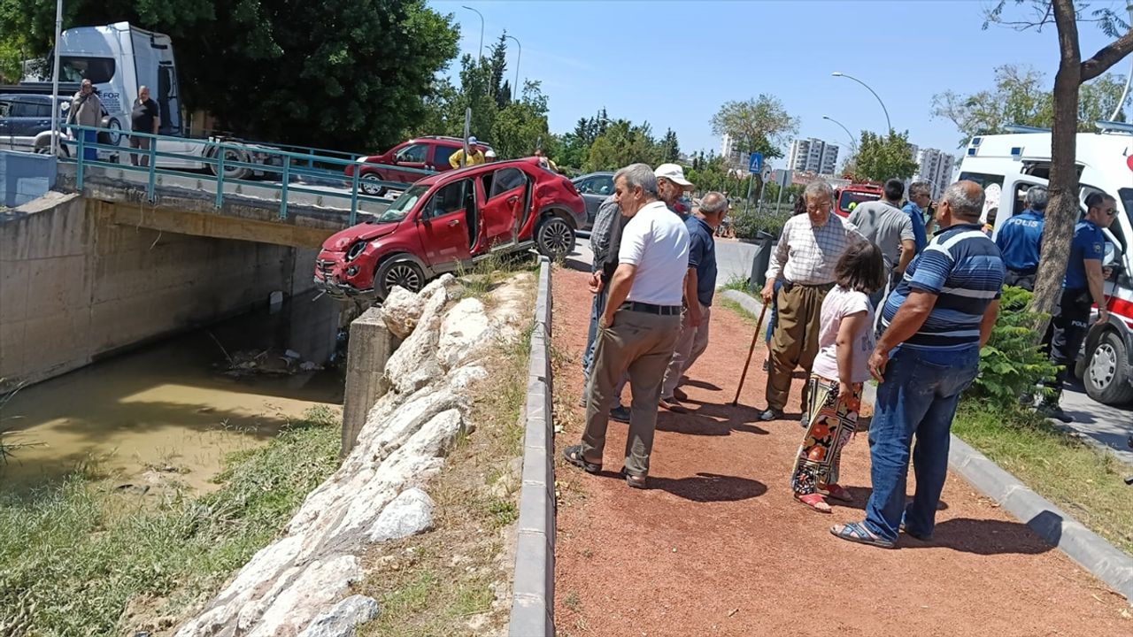 Mersin Tarsus'ta Trafik Kazası: 3 Kişi Yaralandı, Araç Sulama Kanalında Sıkıştı.