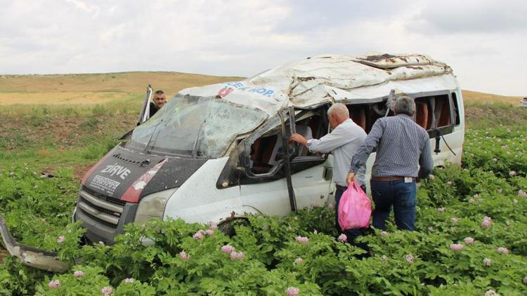 Minibüs tarlaya çarptı: 1 kişi öldü, 4 kişi yaralandı.