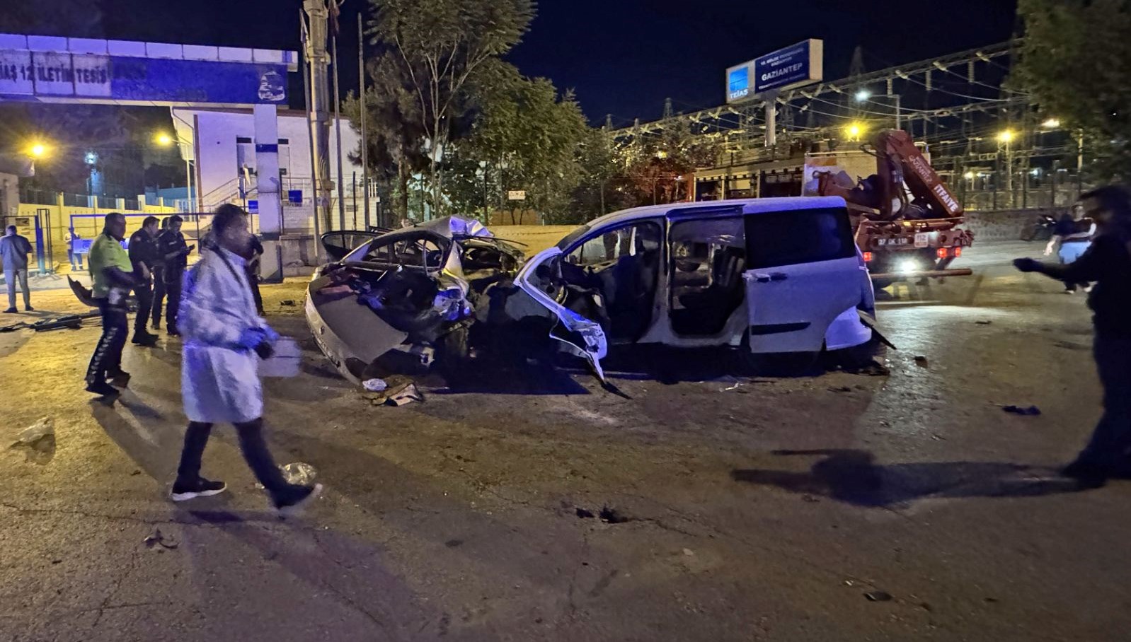 Gaziantep'te çarpışan araçlarda 5 kişi hayatını kaybetti.