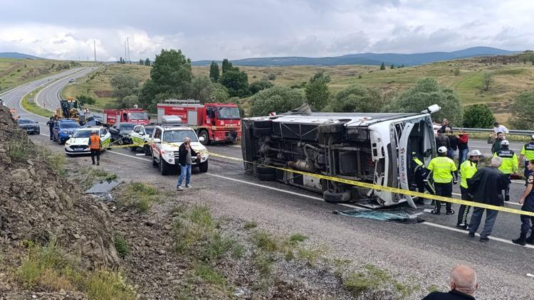 Taziyeye giden araç şarampole devrildi: 2 ölü, 15 yaralı