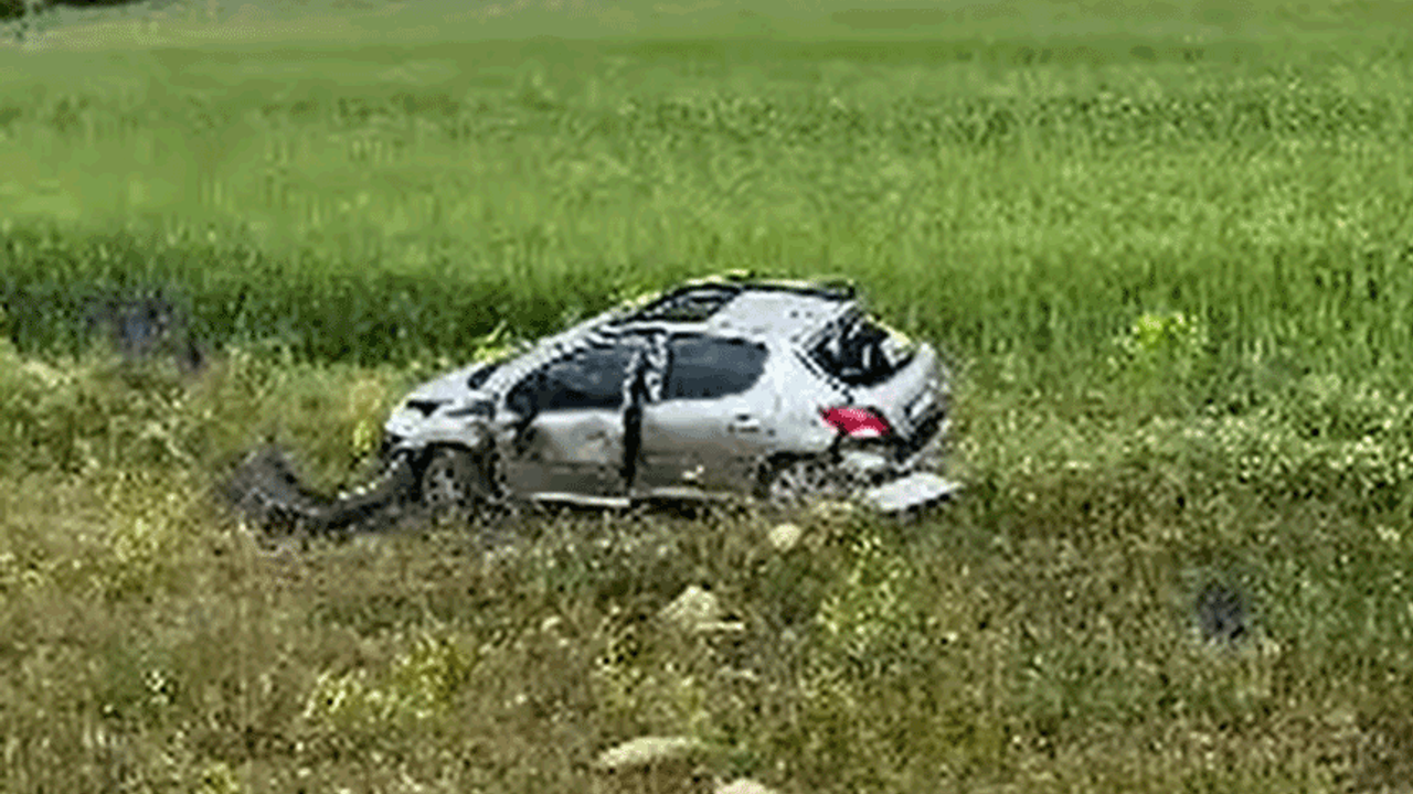 Tokat'ta araç kaza yaptı: Otomobil kontrolsüz şekilde tarlaya girdi, 3 kişi yaralandı.