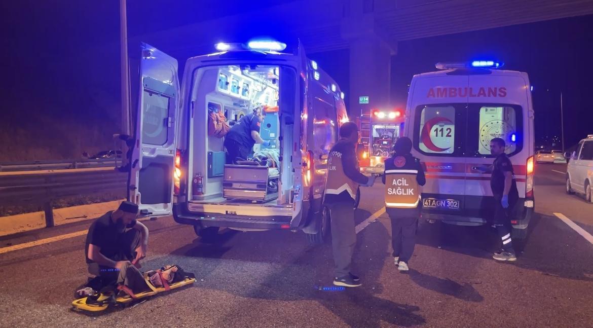 Kocaeli'nde Kaza: 3 Araç Çarpıştı, 12 Kişi Yaralandı