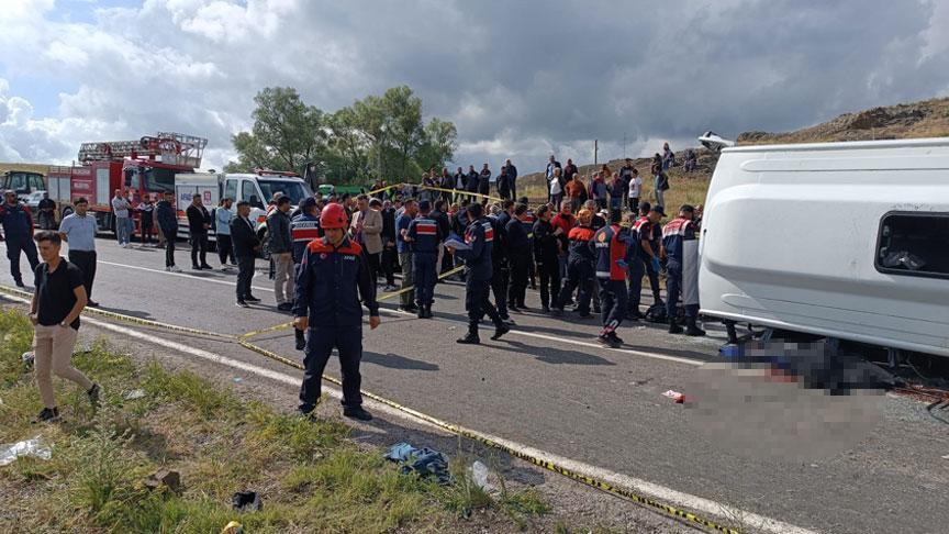 Midibüs kaza geçirip devrildi; ölü ve yaralılar bulunuyor.