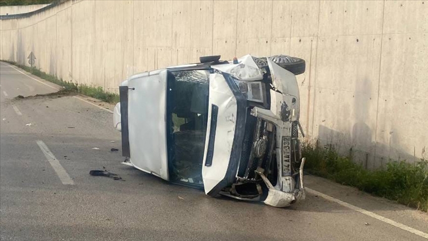Tokat'ta minibüs kaza yaptı, 10 kişi yaralandı.