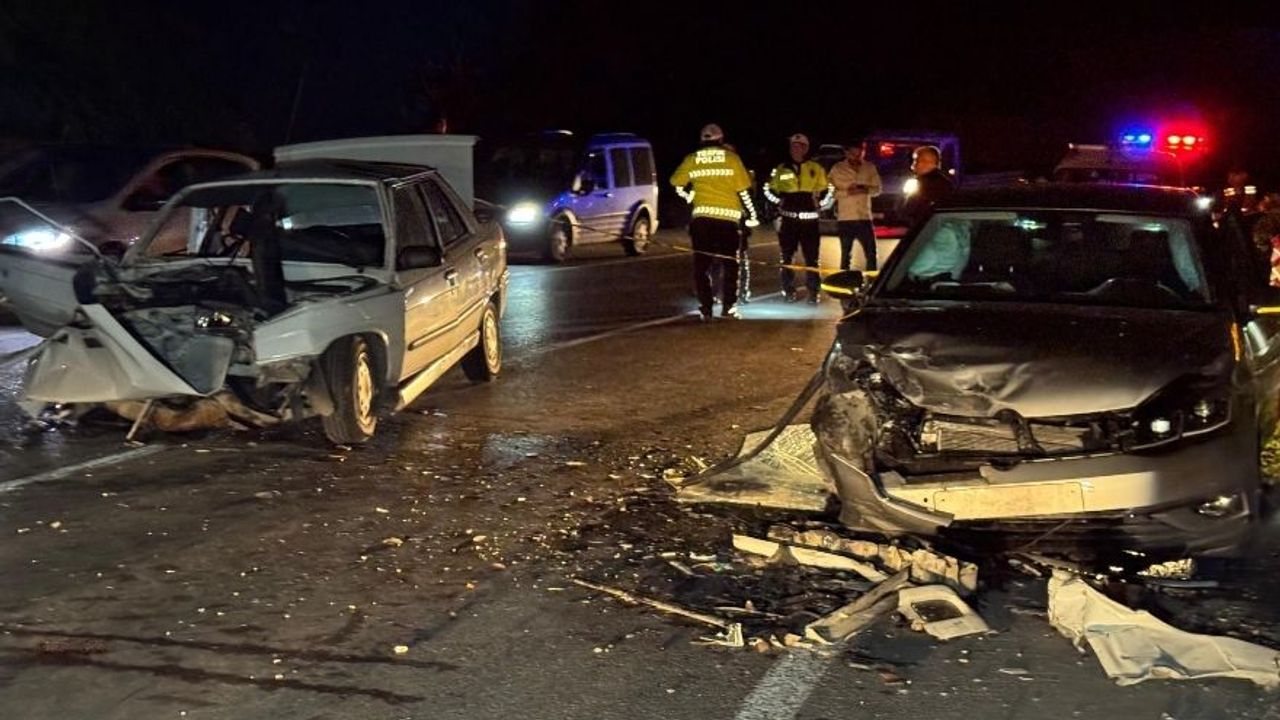 Bartın'da trafik kazasında 2 otomobil çarpıştı: Birisi ağır olmak üzere 4 yaralı var.
