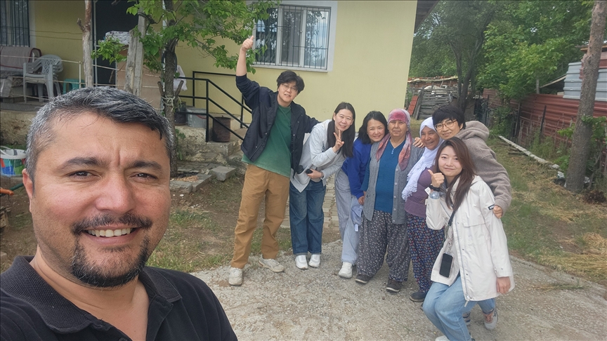 Denizli'de yaşayan tercüman, kaza geçiren Çinli turistlere ev sahipliği yaptı.