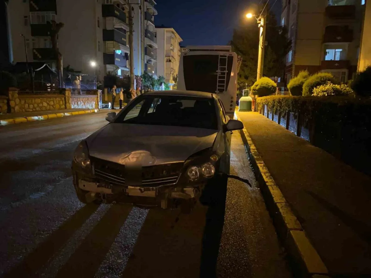 Gece Korkutan Kaza: Derince'de İki Araç Çarpıştı.