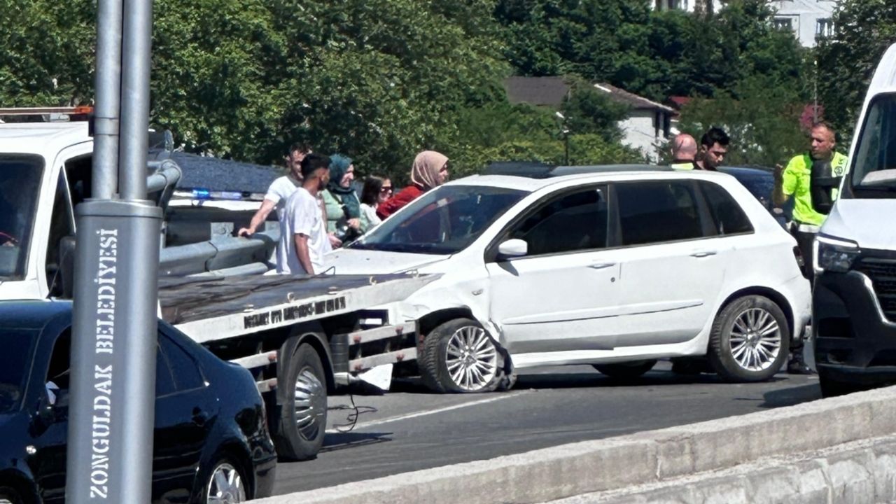 Köprü kavşağında trafik kazası oldu.