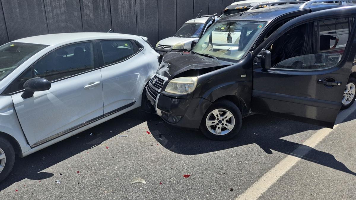 Manisa'da aralarında zincirleme bir şekilde artan trafik kazasında 7 kişi yaralandı.