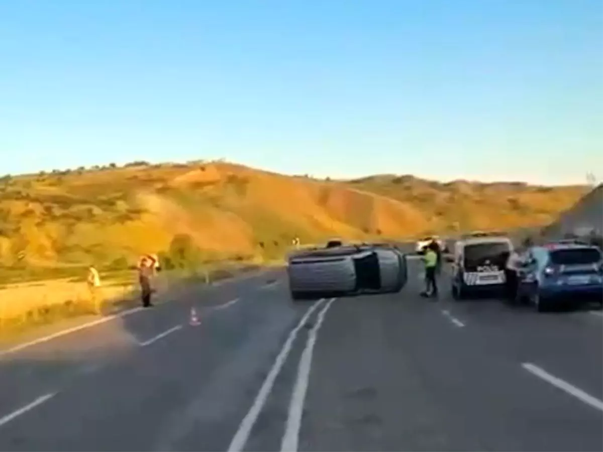 Siirt'te, Baykan yönünde meydana gelen trafik kazasında 2 kişi yaralandı.