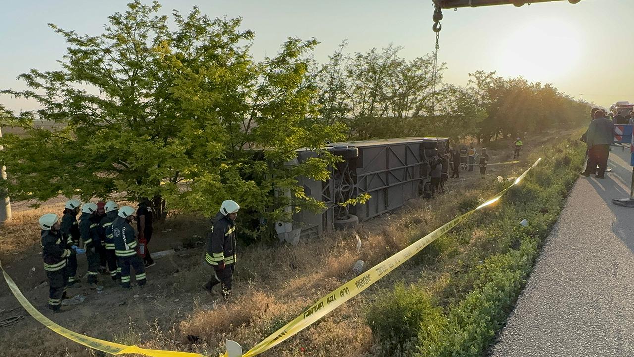 Konya'da otobüs kaza yaptı: 1 kişi hayatını kaybetti, 26 kişi yaralı.