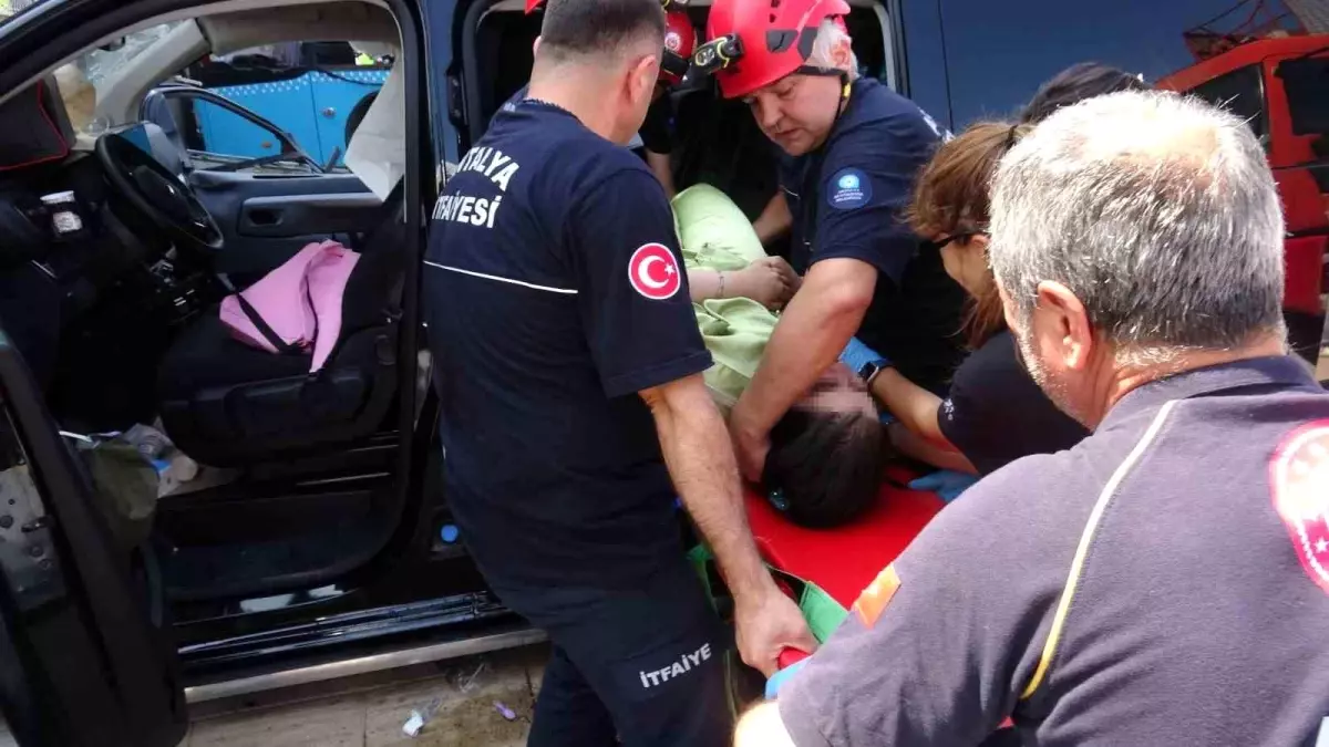 Antalya'da Kaza: 3 Kişi Yaralı