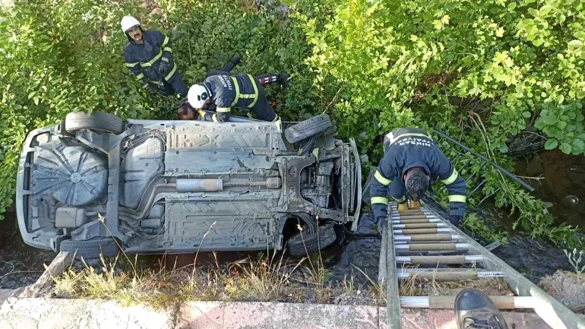 Niksar'da Araç Dereye Uçtu: Trafik Kazası