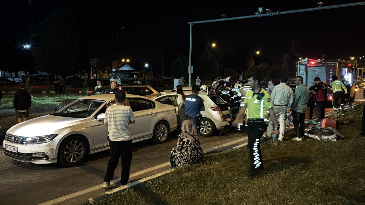 Kütahya - Afyon Yolu: Zincirleme Kaza, 6 Araç Karıştı, Çok Sayıda Yaralı Bulunuyor