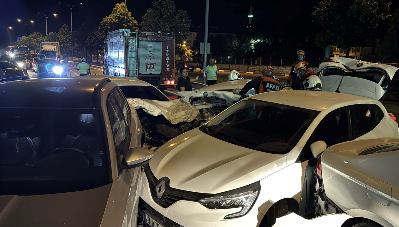 Kütahya'da zincirleme kaza: 4 kişi yaralı.