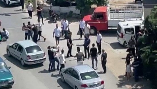 Polis, trafik kazasının ardından silahı havaya doğrulttu.