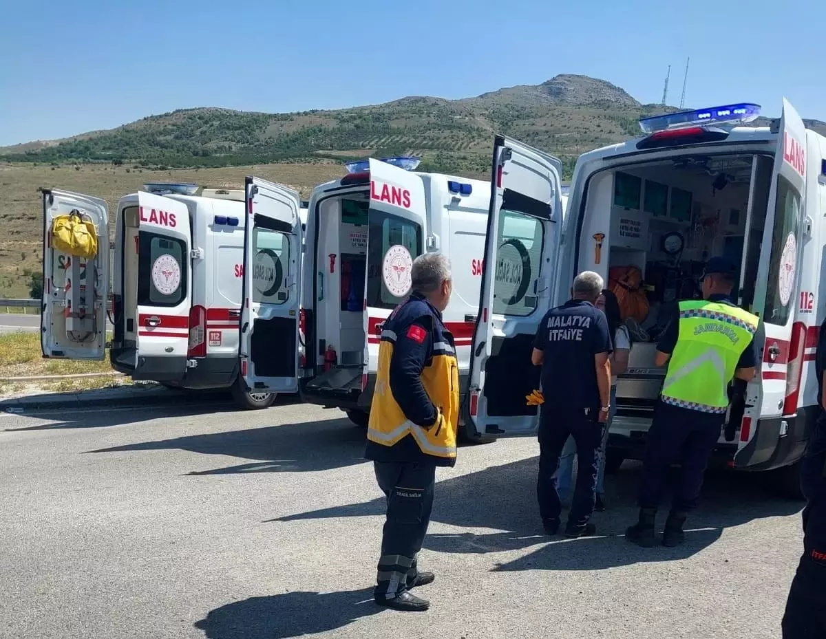 Akçadağ'da trafik kazasında 4 kişi yaralandı.