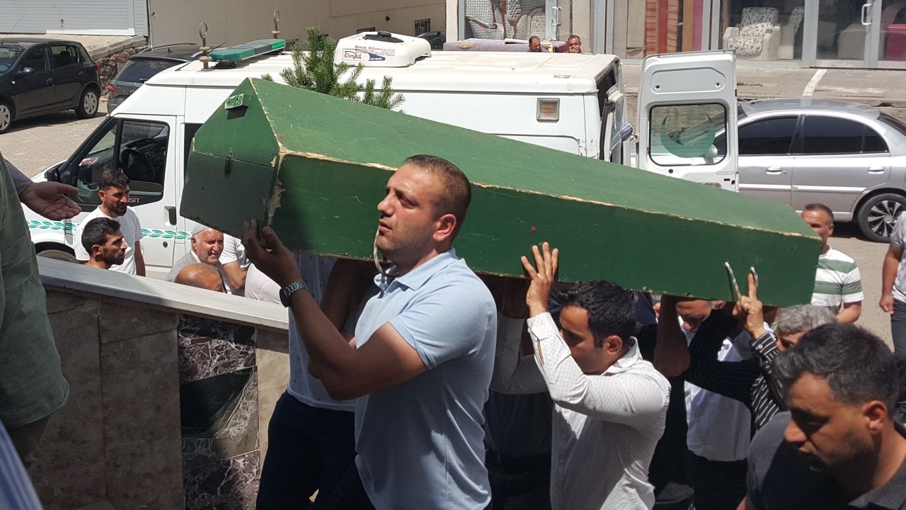 Antalya'da vefat eden öğrenci Bingöl'de toprağa verildi.