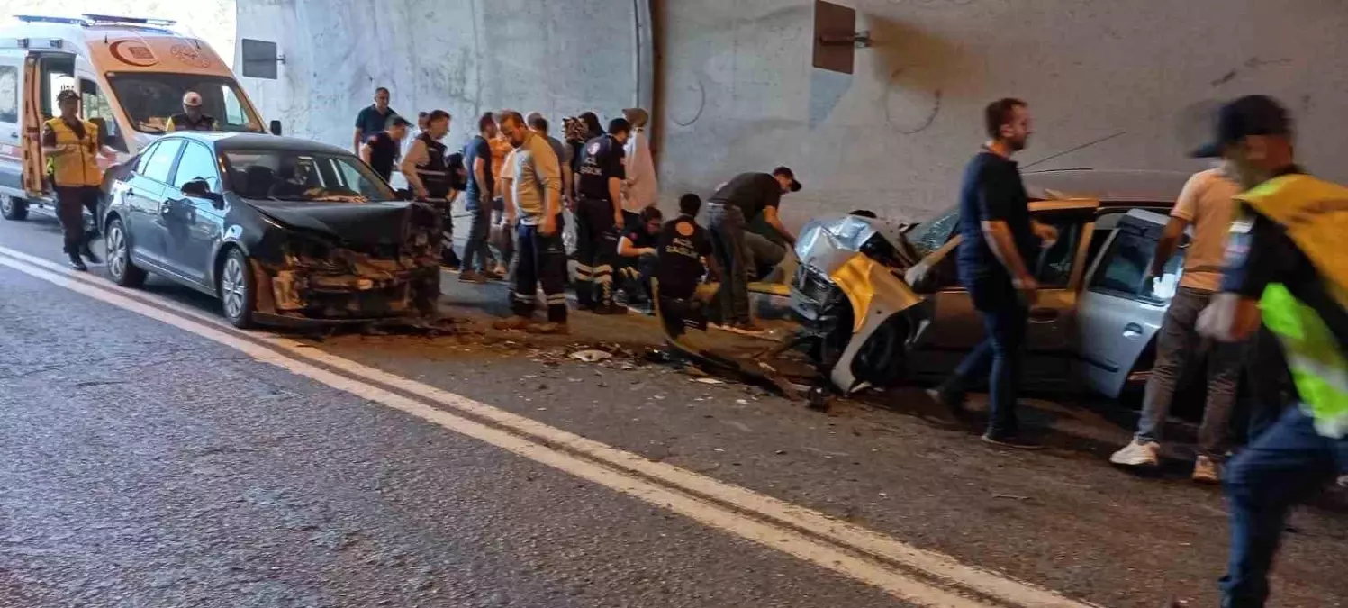 Artvin'de Çarpışma Sonucu 5 Kişi Yaralandı