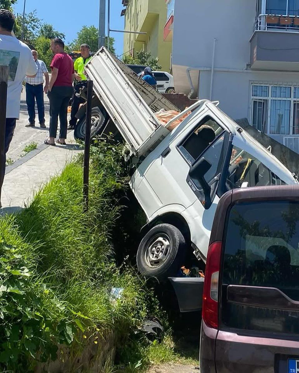 Fatsa’da Tüm Dikkatleri Üzerine Çeken Trafik Olayı: Bir Kamyonet Diğerinin Üzerine Çakıldı