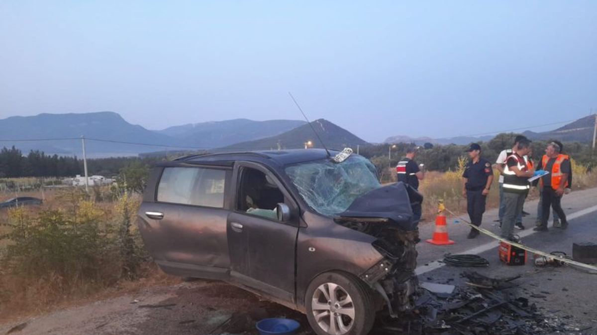 İzmir'de zincirleme kaza sonucu beş kişi hayatını kaybetti.