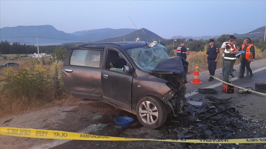 İzmir'de zincirleme kaza sonucunda 5 kişi hayatını kaybetti, 2 kişi de yaralandı.