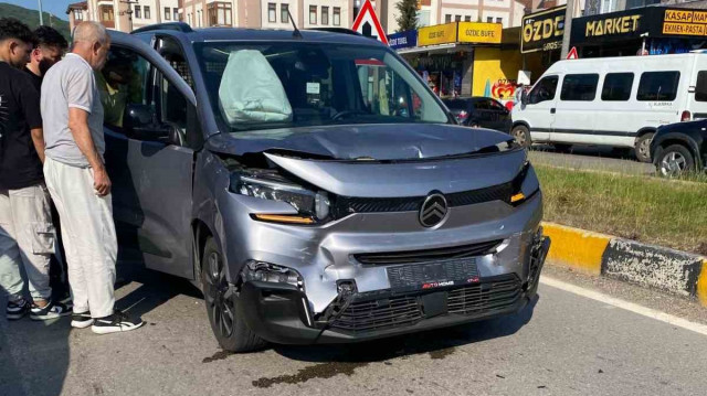 Bartın'da meydana gelen zincirleme kaza sonucunda bir kişi yaralandı.