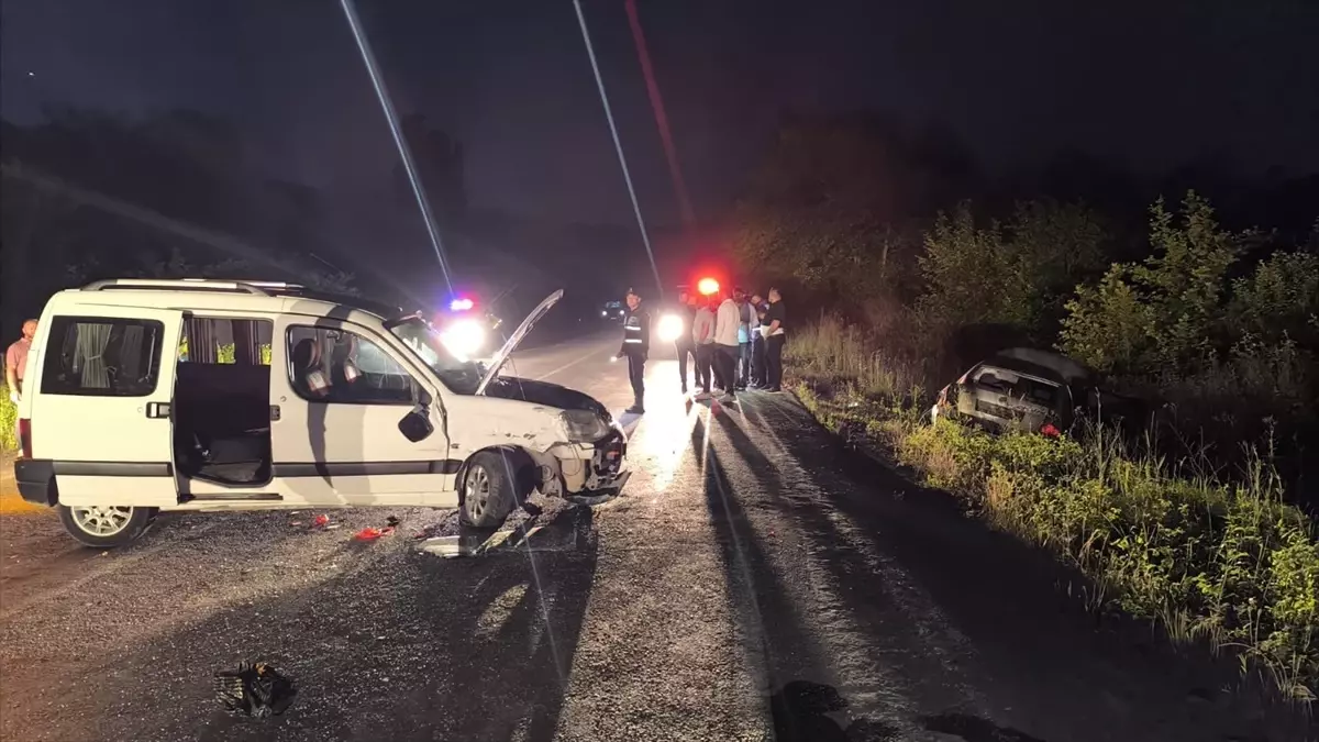 Bartın'da Trafik Kaza Meydana Geldi: 1 Kişi Ağır Olmak Üzere 8 Yaralı Var.
