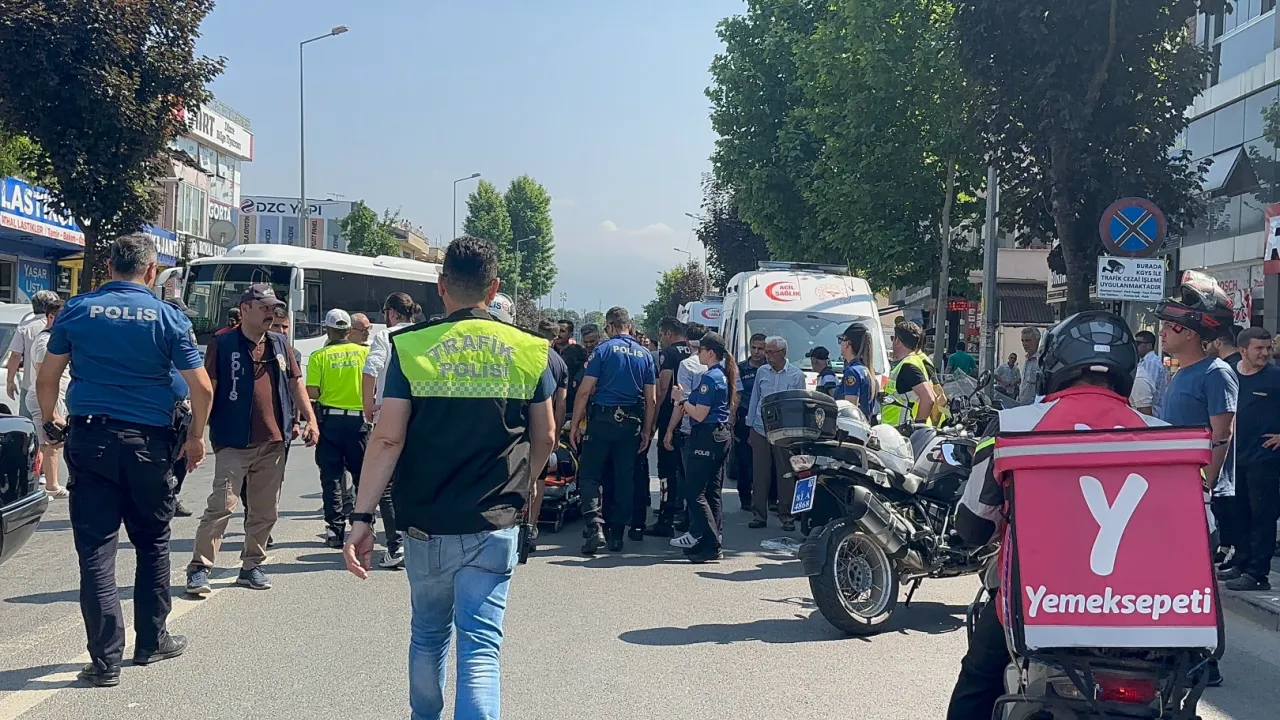 Düzce'de trafik kazasında 2 polis memuru yaralandı.