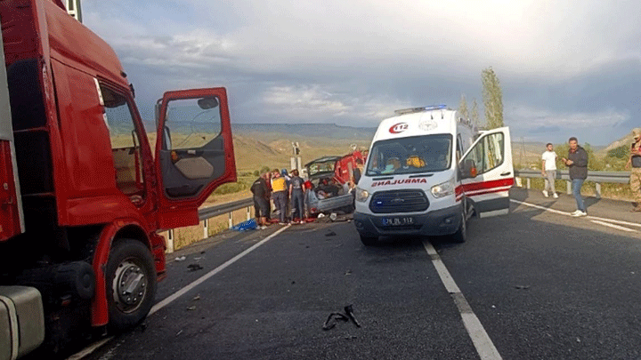 Kars'ta TIR ve araba kaza yaptı: 1 ölü, 2 yaralı