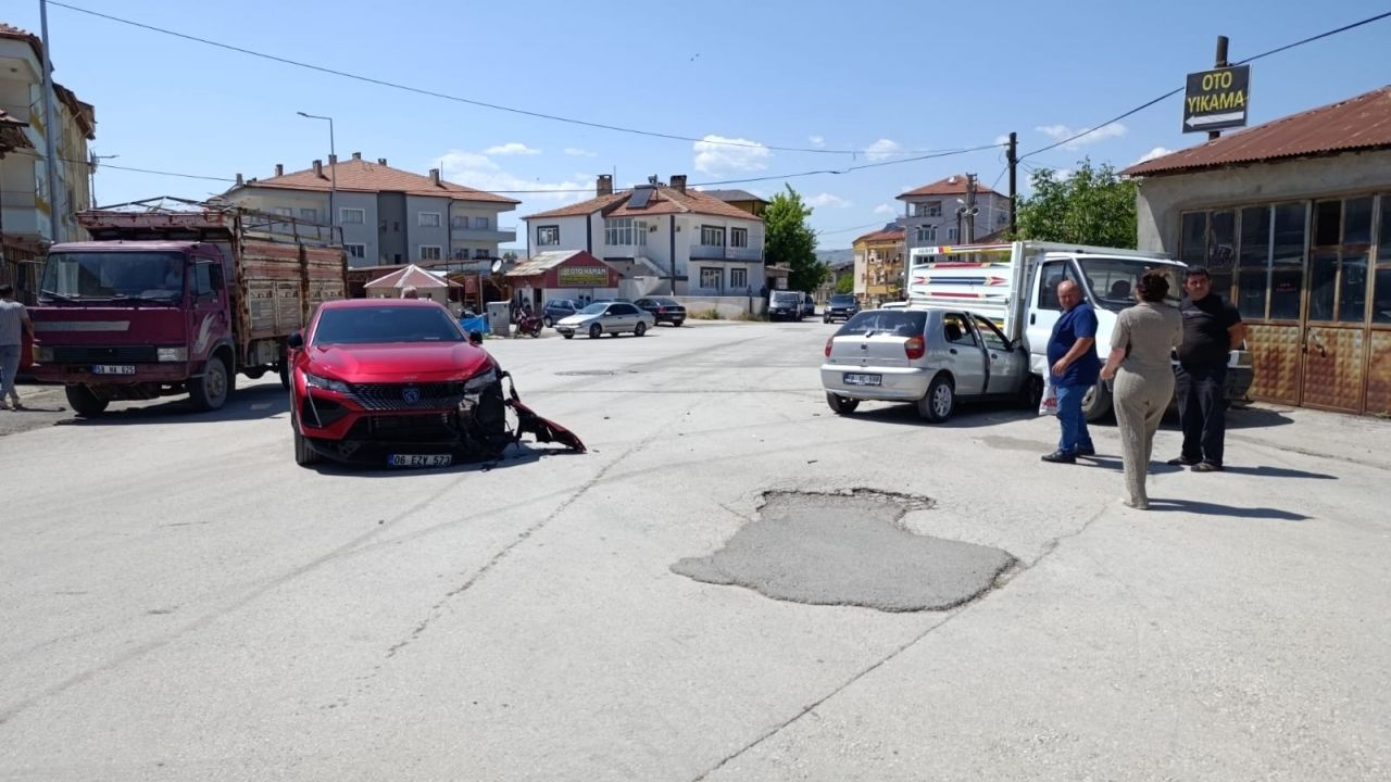 Şarkışla'da ciddi bir trafik kazası: yaralılar mevcut.
