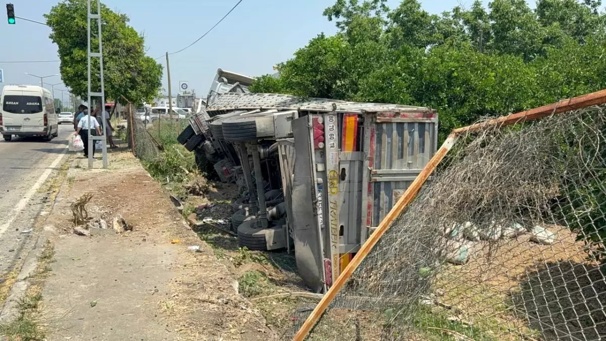 Adana'da Zincirleme Kaza: Tır Bahçeye Yıkıldı.