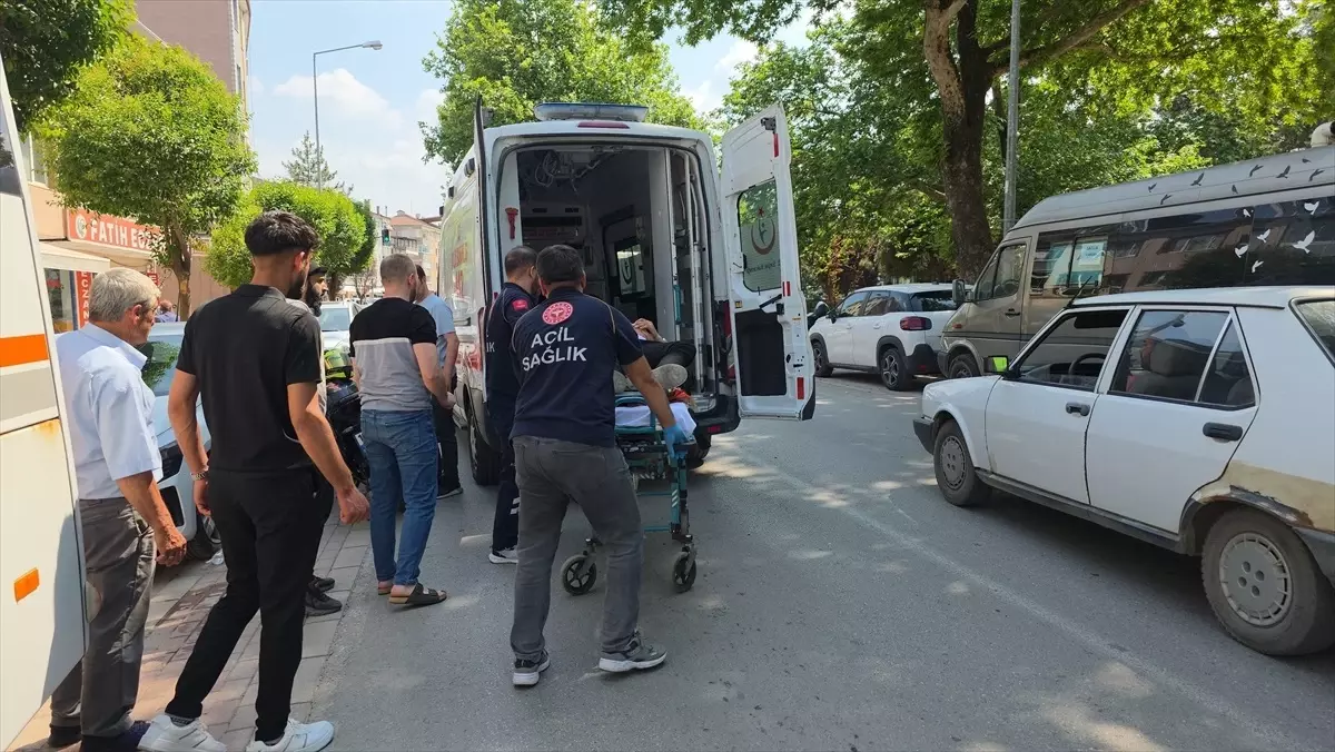 İnegöl'de kaza: Motosikletçi yaralandı.