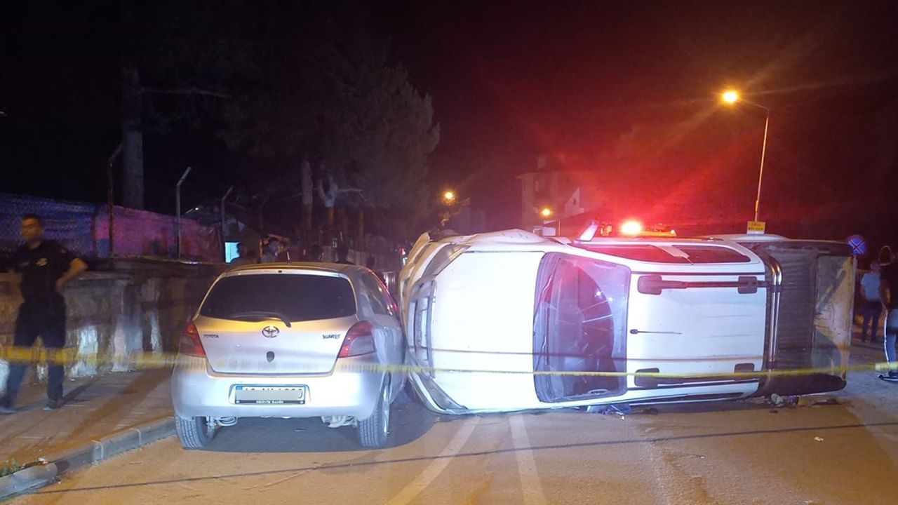 Kahramanmaraş'ın Göksun ilçesinde trafik kazası: Otomobil ve pikap çarpıştı, 2 kişi yaralandı.