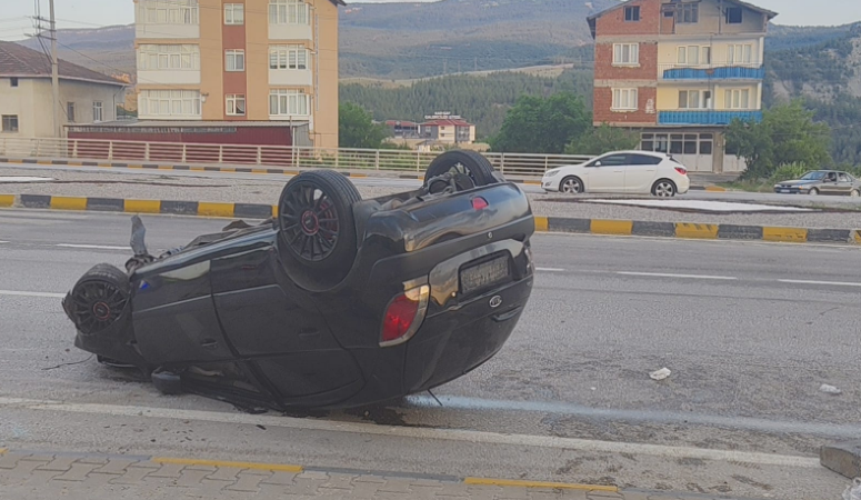 Karabük'te araç devrildi, 3 kişi yaralandı.