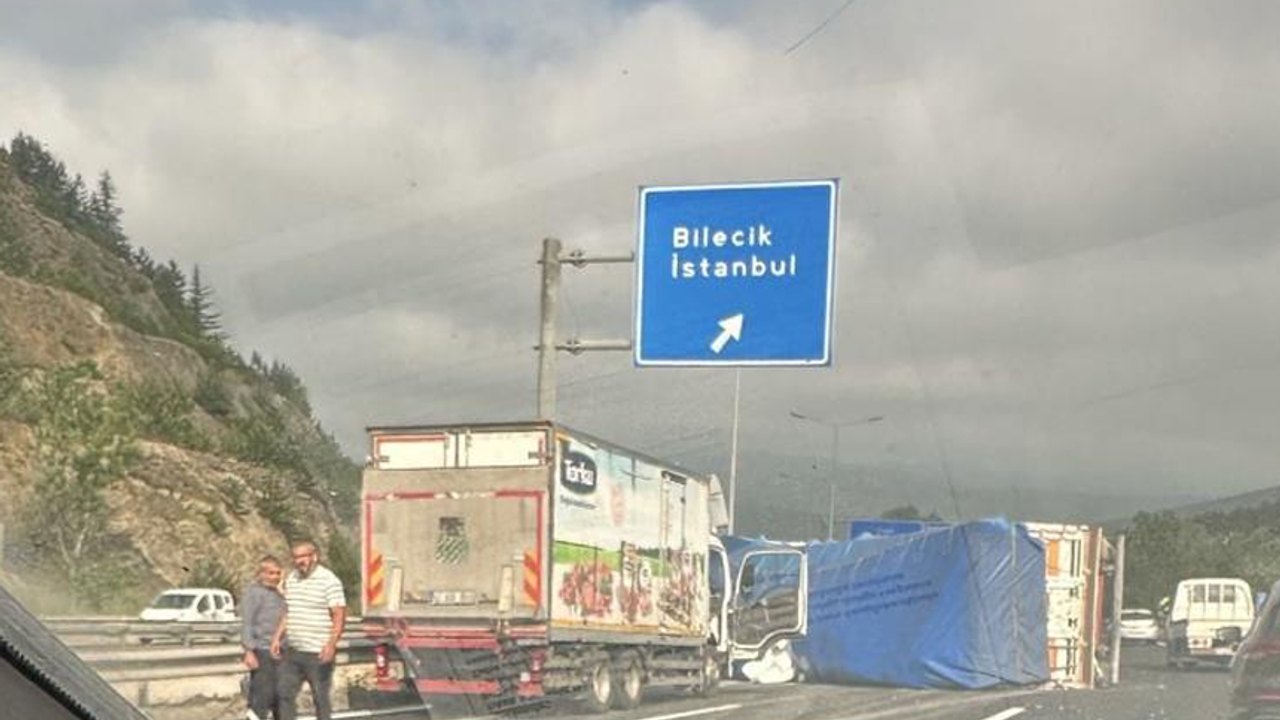 Tır kaza geçirdi: Römork devrildi, şoför yaralandı