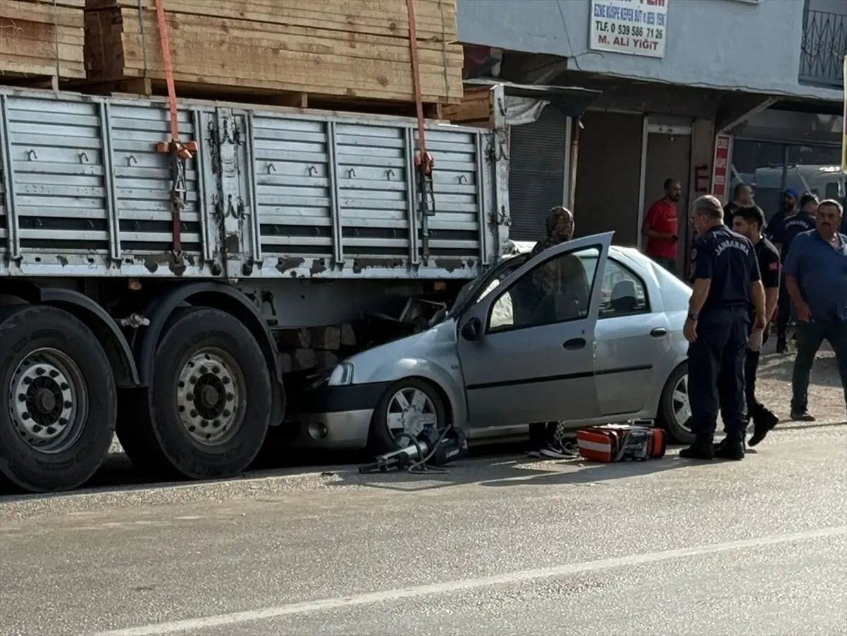 Adana'da trafik kazasında bir kişi hayatını kaybetti, bir kişi yaralandı.