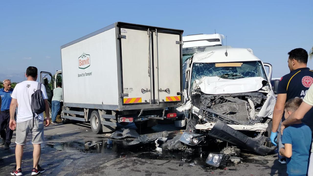 Antalya'da ardışık kaza meydana geldi: 4 kişi yaralı