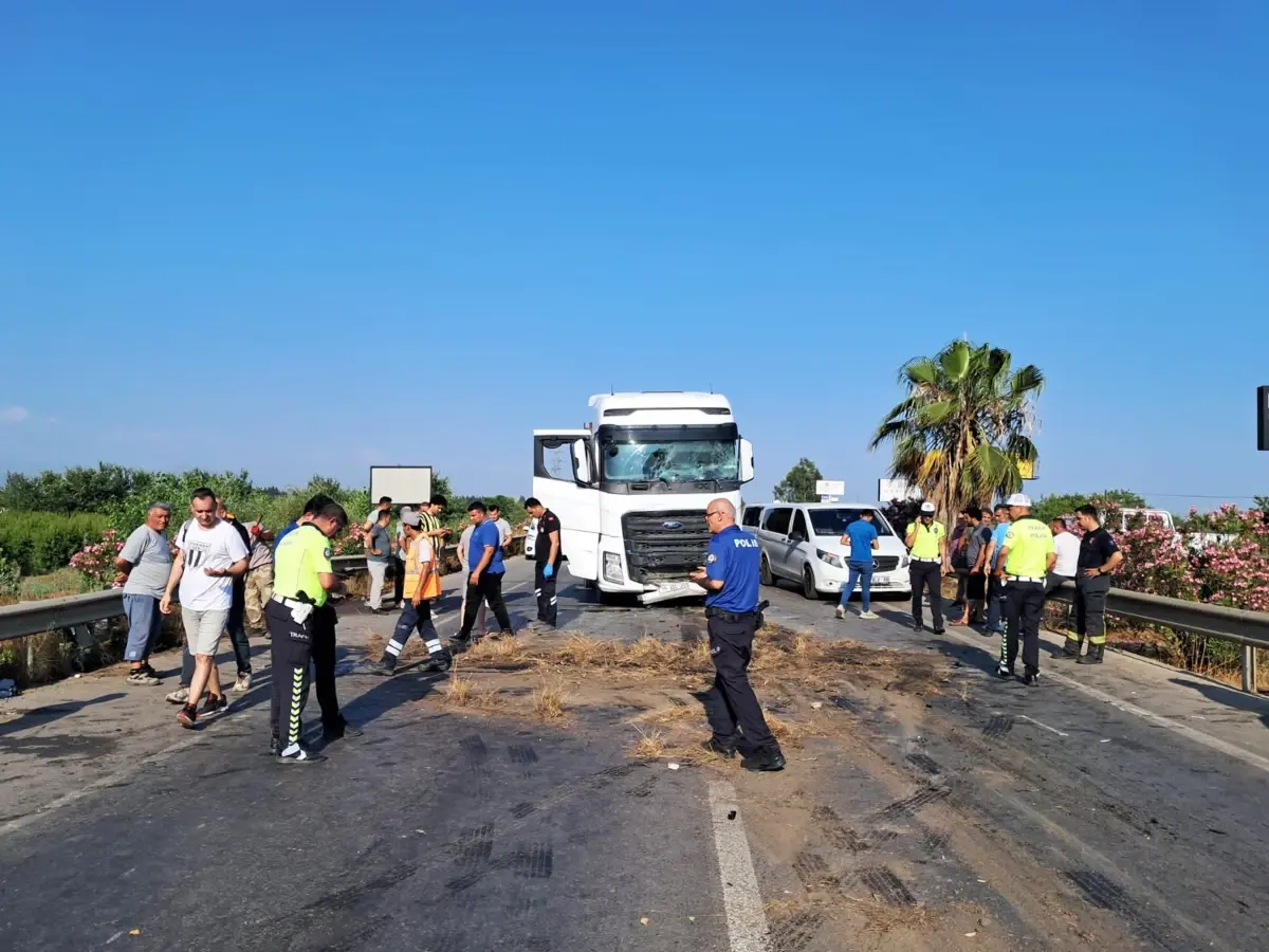 Antalya'da Sıralı Trafik Kazası: 4 Kişi Yaralı