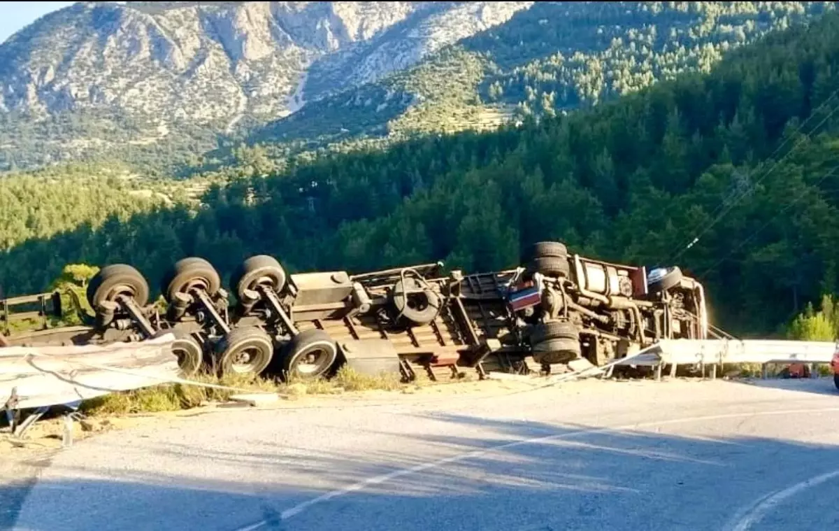 Antalya'da Tır Kazasında Genç Sürücü Yaşamını Yitirdi