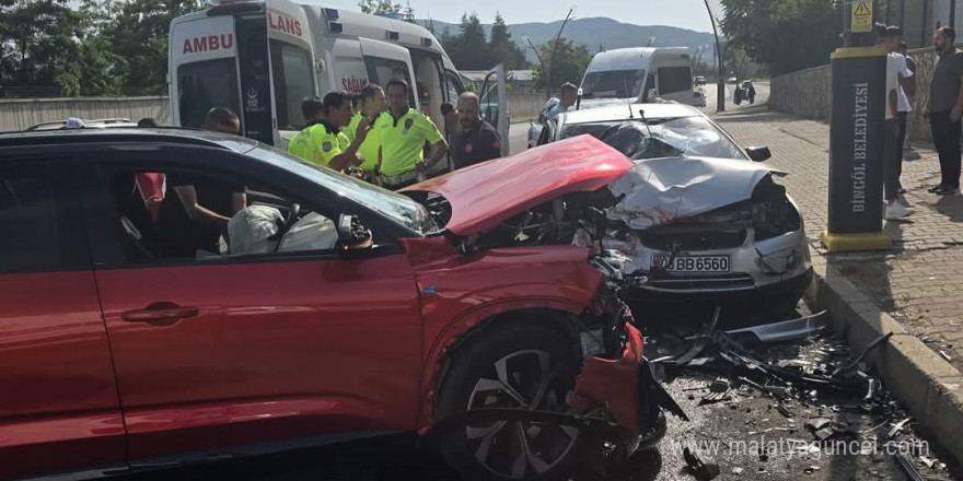 Bingöl’de kaza: 3 kişi yaralandı