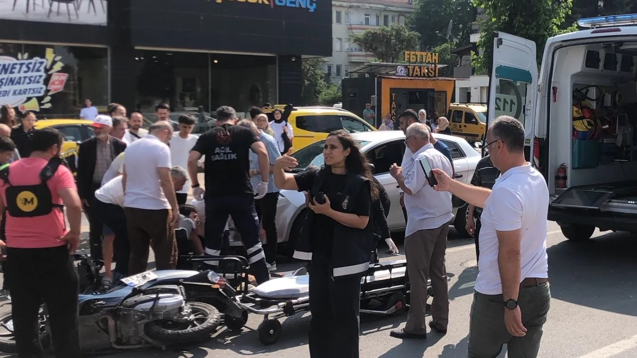 Düzce'de karşı yönden gelen araçlar çarpıştı!