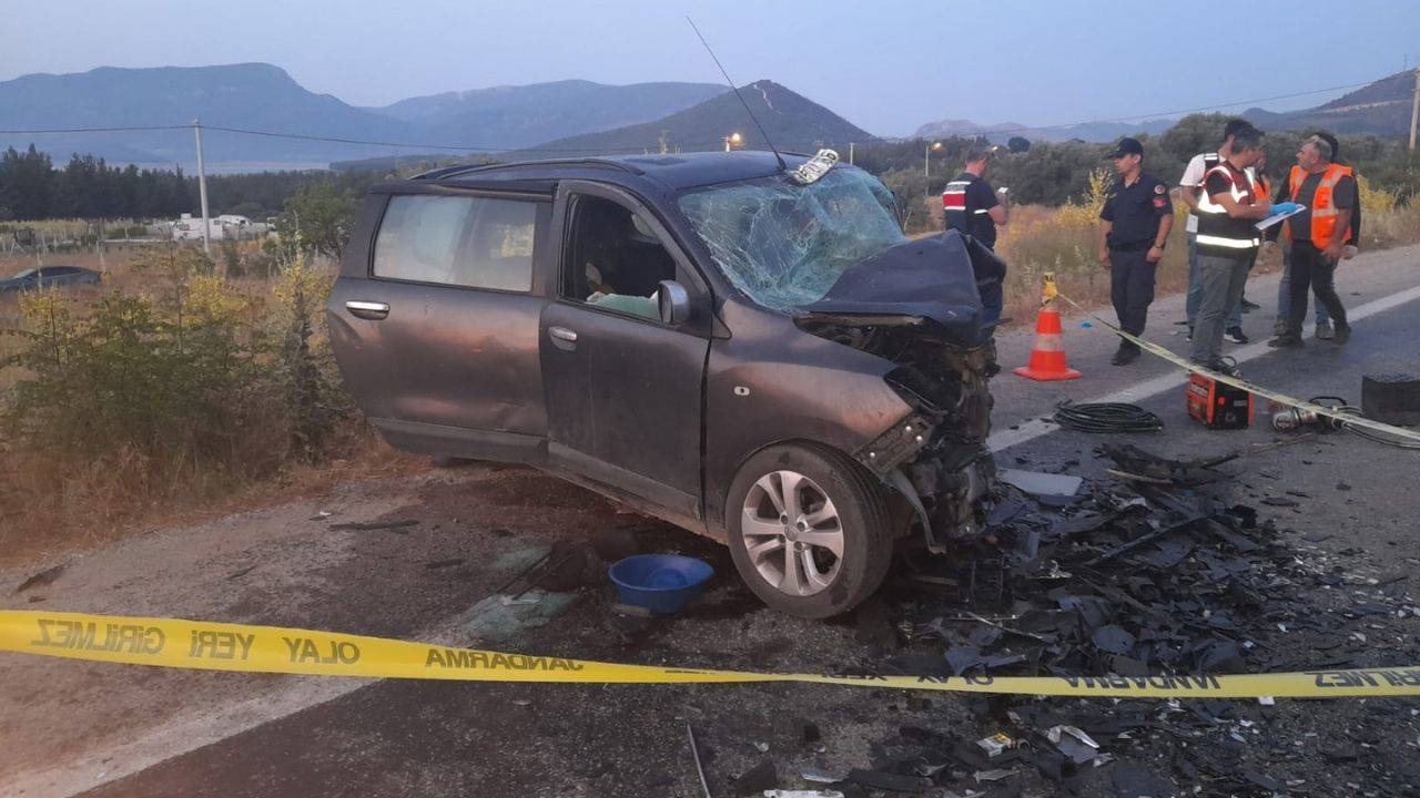 İzmir'deki zincirleme trafik kazasında 5 ölü, 2 yaralı var.