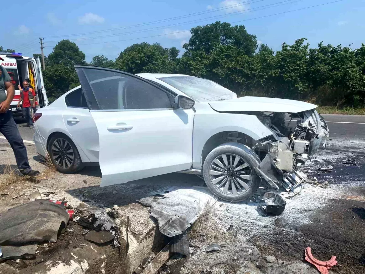 Karasu'da trafik kazasında 2 kişi yaralandı.