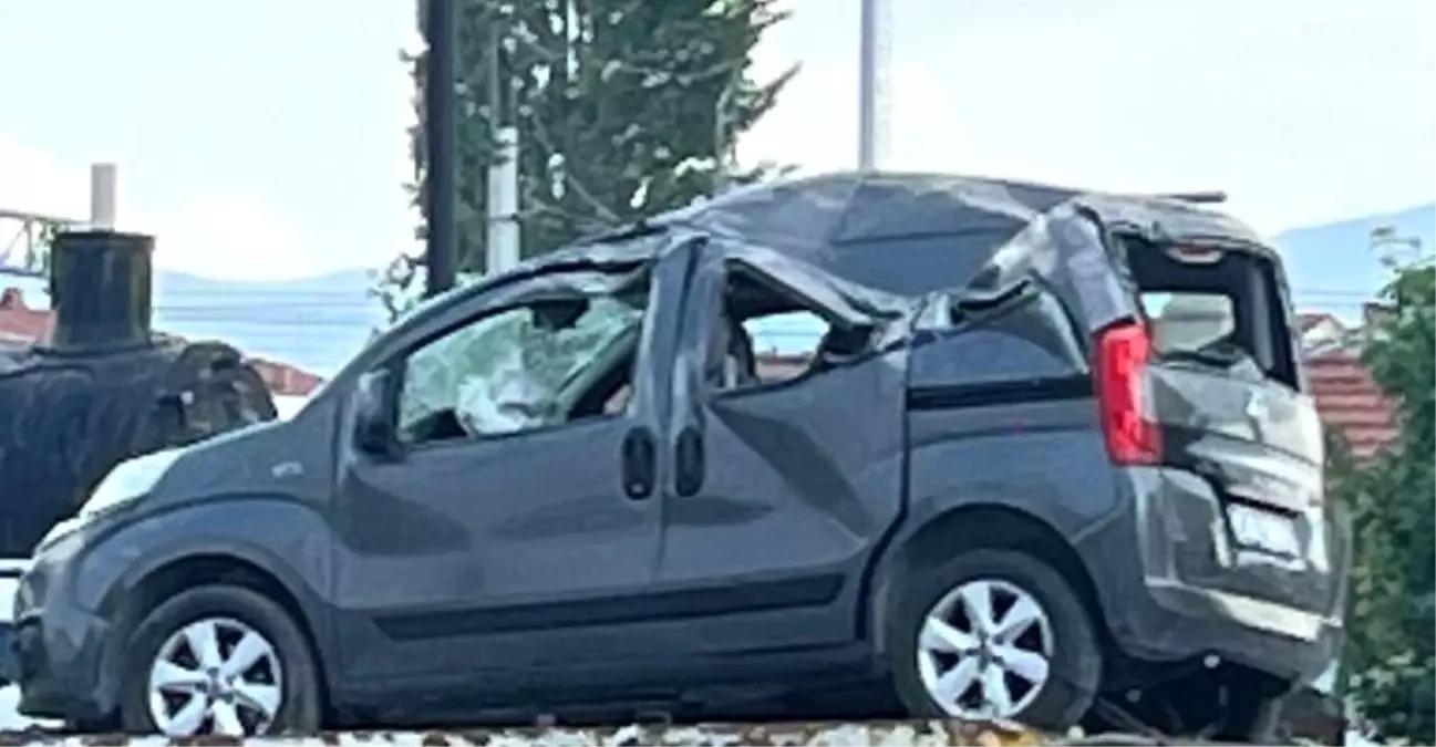 Tavşanlı'da trafik kazasında sürücü yaralandı.