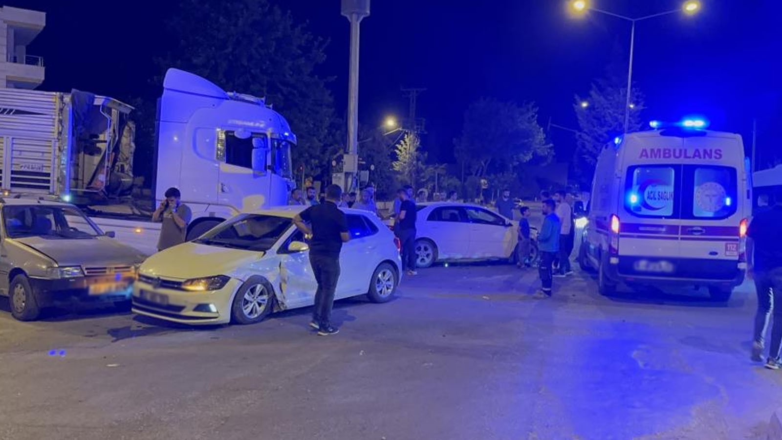 Adıyaman'da trafik çarpışması: 4 araç karıştı, 2 kişi yaralandı.