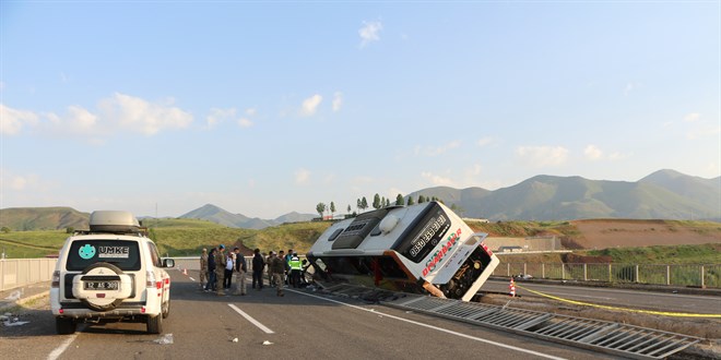 Bingöl Karlıova'da Otobüs Kaza Yaptı: 3 Kişi Ağır Yaralı