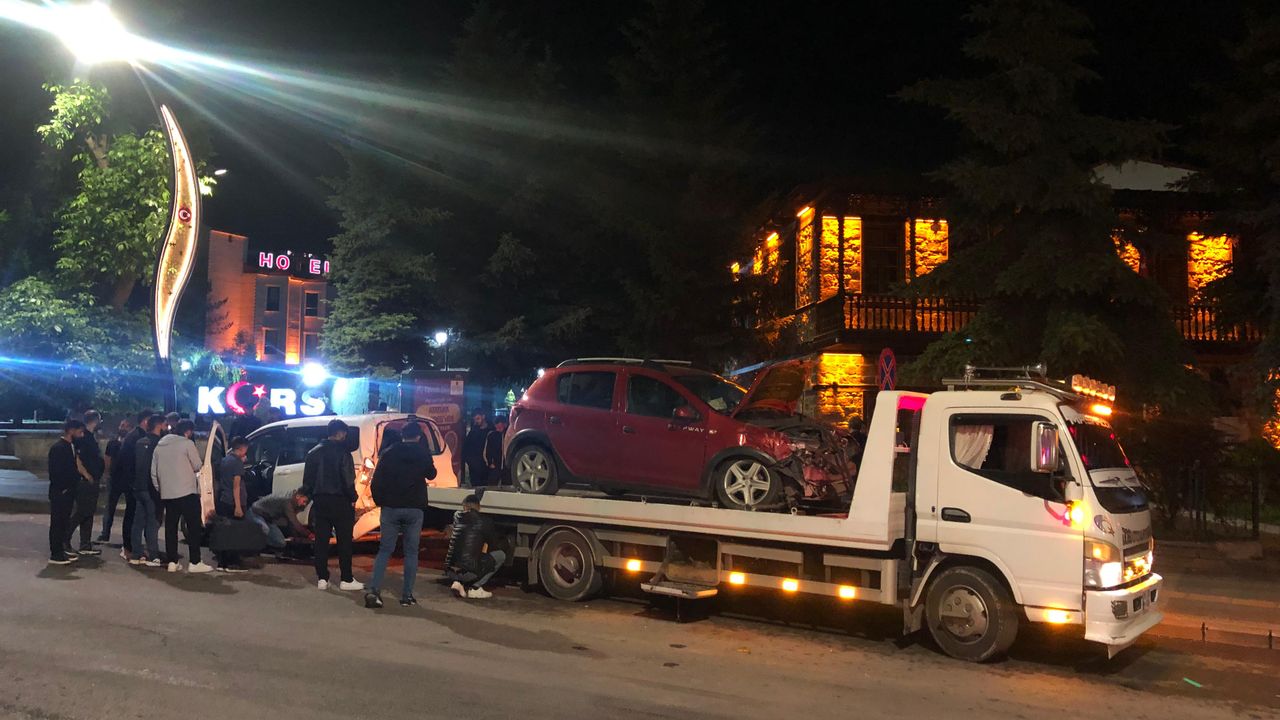 Kars’ta riskli kavşakta bir kaza daha: Halk, yetkililere seslendi