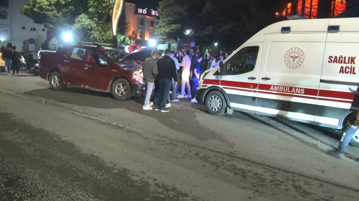 Kars'ta zincirleme kaza sonucu 4 araç ve 4 kişi yaralandı.